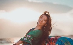 女生将玩偶绑背上